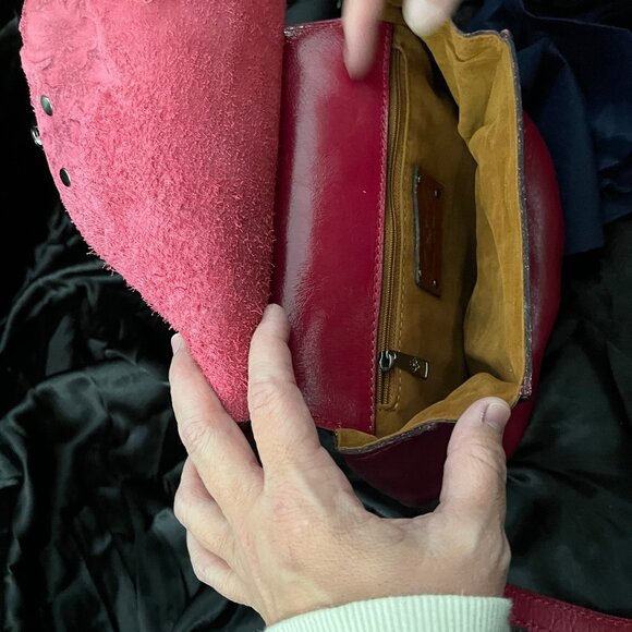 NWOT Patricia Nash Leather Red Rose Tooled Crossbody Saddle Bag - Picture 4 of 5